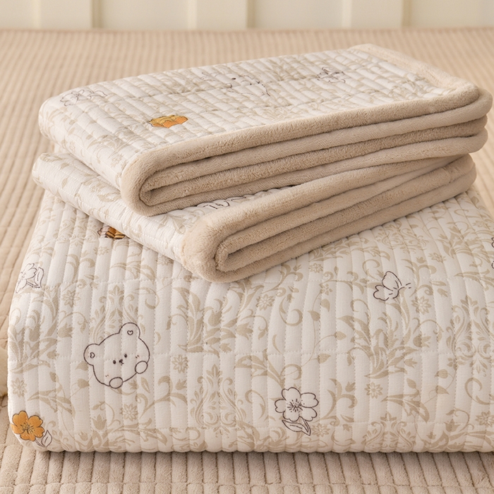 91家纺网 家纺一手货源 找家纺 悠米悠家 2026新款卡通棉拼绒夹棉床盖单品床盖床盖单件 蜜熊絮语