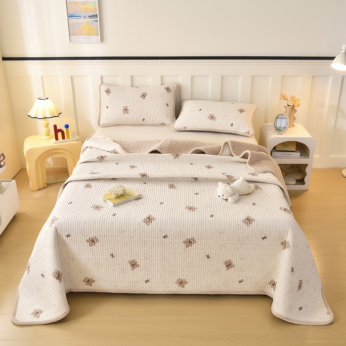 91家纺网 家纺一手货源 找家纺 悠米悠家 2026新款卡通棉拼绒夹棉床盖单品床盖床盖单件 可可萌熊