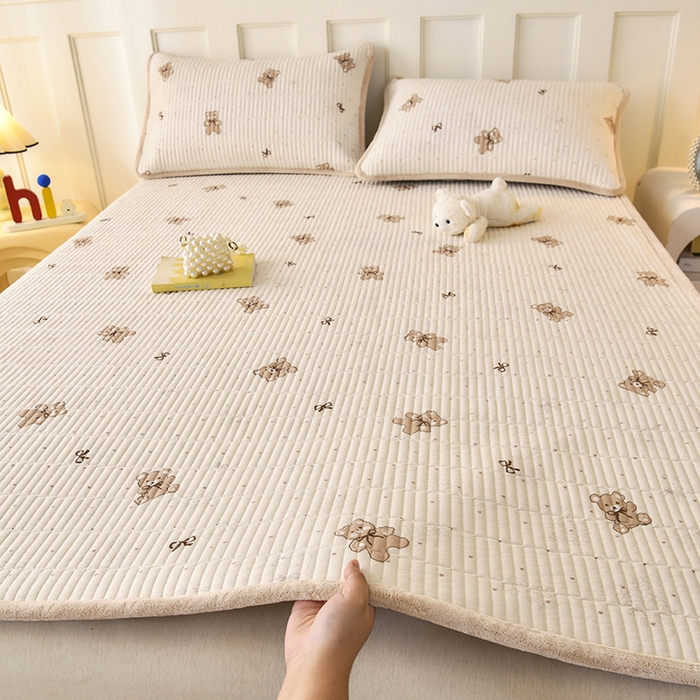 91家纺网 家纺一手货源 找家纺 悠米悠家 2026新款卡通棉拼绒夹棉床盖单品床盖床盖单件 可可萌熊