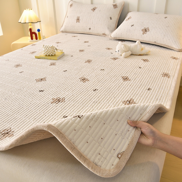 91家纺网 家纺一手货源 找家纺 悠米悠家 2026新款卡通棉拼绒夹棉床盖单品床盖床盖单件 可可萌熊