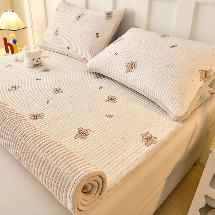 91家纺网 家纺一手货源 找家纺 悠米悠家 2026新款卡通棉拼绒夹棉床盖单品床盖床盖单件 可可萌熊