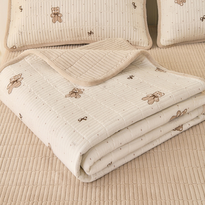 91家纺网 家纺一手货源 找家纺 悠米悠家 2026新款卡通棉拼绒夹棉床盖单品床盖床盖单件 可可萌熊