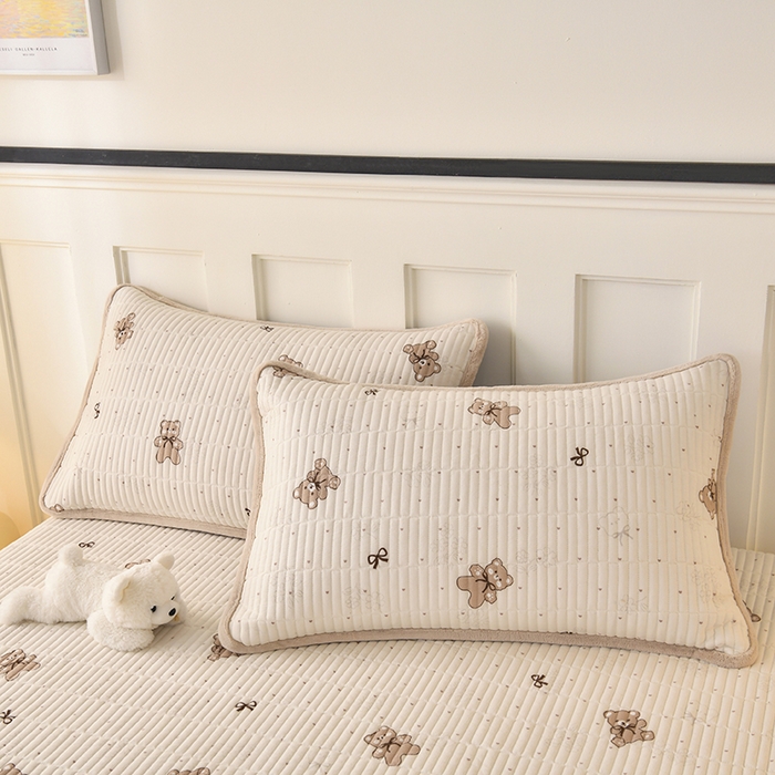 91家纺网 家纺一手货源 找家纺 悠米悠家 2026新款卡通棉拼绒夹棉床盖单品床盖床盖单件 可可萌熊