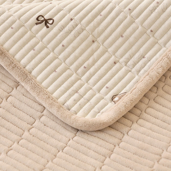 91家纺网 家纺一手货源 找家纺 悠米悠家 2026新款卡通棉拼绒夹棉床盖单品床盖床盖单件 可可萌熊