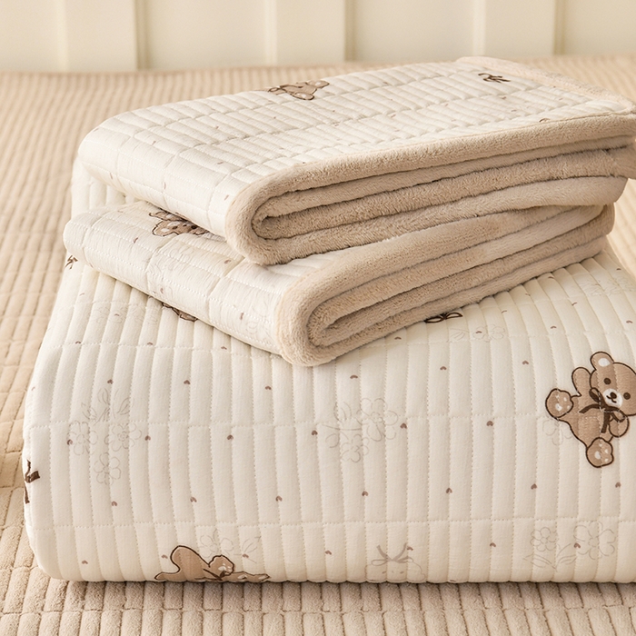 91家纺网 家纺一手货源 找家纺 悠米悠家 2026新款卡通棉拼绒夹棉床盖单品床盖床盖单件 可可萌熊