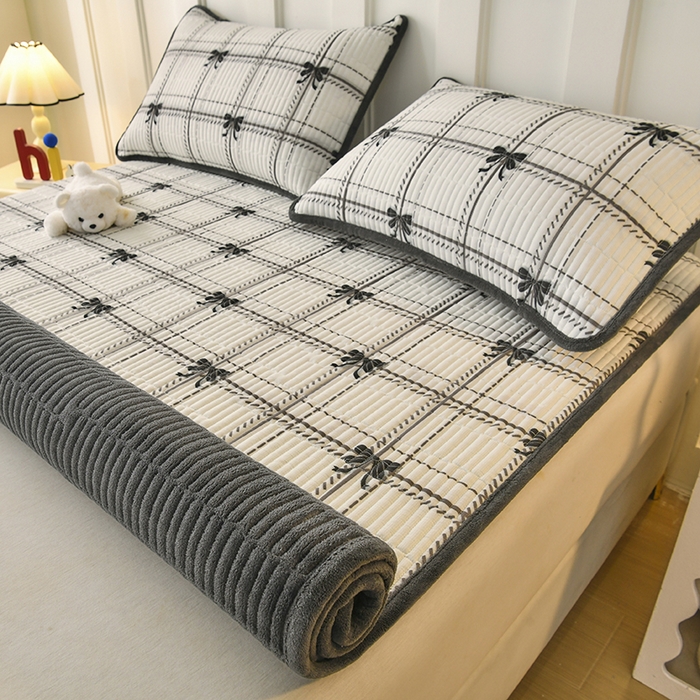 91家纺网 家纺一手货源 找家纺 悠米悠家 2026新款卡通棉拼绒夹棉床盖单品床盖床盖单件 格调蝶韵