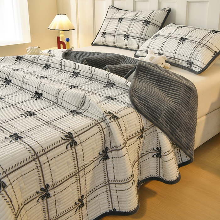 91家纺网 家纺一手货源 找家纺 悠米悠家 2026新款卡通棉拼绒夹棉床盖单品床盖床盖单件 格调蝶韵