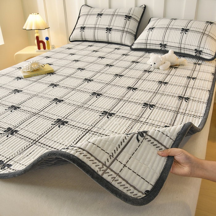 91家纺网 家纺一手货源 找家纺 悠米悠家 2026新款卡通棉拼绒夹棉床盖单品床盖床盖单件 格调蝶韵