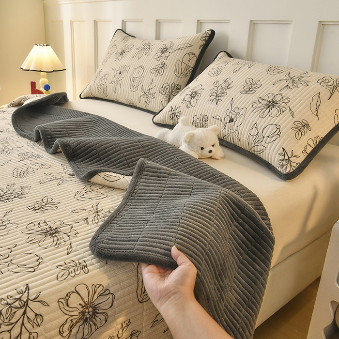 91家纺网 家纺一手货源 找家纺 悠米悠家 2026新款卡通棉拼绒夹棉床盖单品床盖床盖单件 墨色花卉