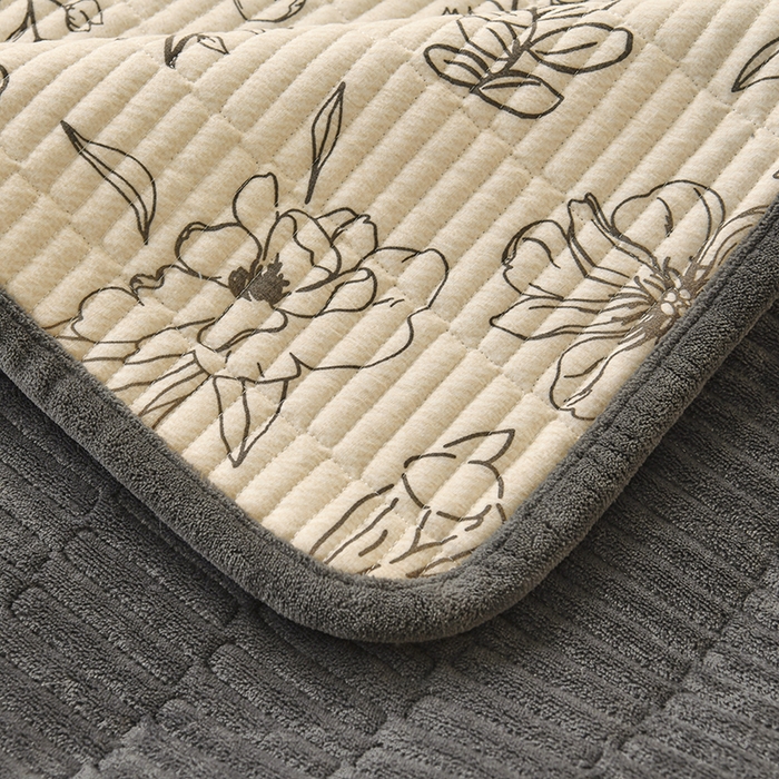 91家纺网 家纺一手货源 找家纺 悠米悠家 2026新款卡通棉拼绒夹棉床盖单品床盖床盖单件 墨色花卉