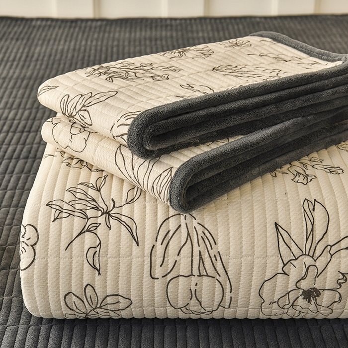 91家纺网 家纺一手货源 找家纺 悠米悠家 2026新款卡通棉拼绒夹棉床盖单品床盖床盖单件 墨色花卉