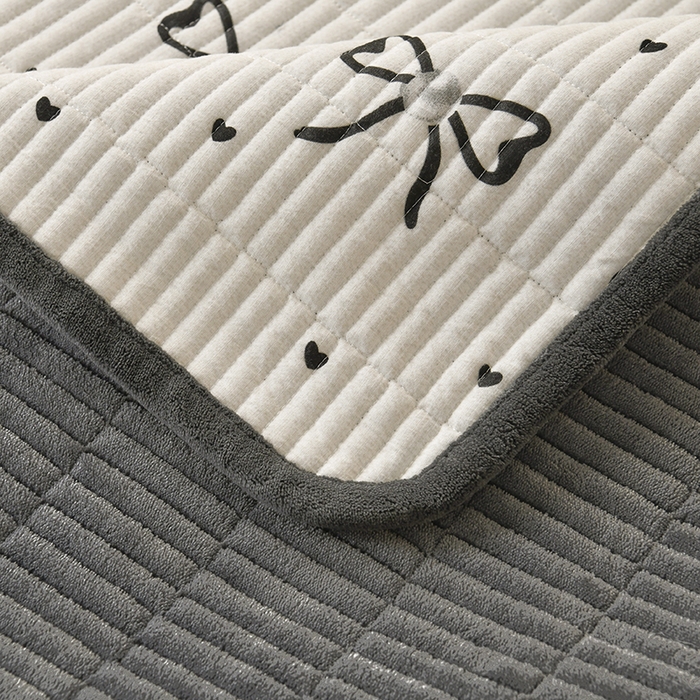 91家纺网 家纺一手货源 找家纺 悠米悠家 2026新款卡通棉拼绒夹棉床盖单品床盖床盖单件 赫本日记