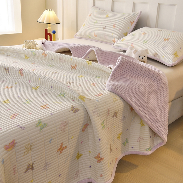 91家纺网 家纺一手货源 找家纺 悠米悠家 2026新款卡通棉拼绒夹棉床盖单品床盖床盖单件 温软蝶梦