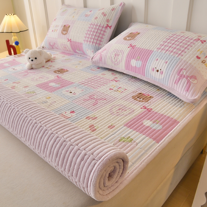 91家纺网 家纺一手货源 找家纺 悠米悠家 2026新款卡通棉拼绒夹棉床盖单品床盖床盖单件 趣味乐园