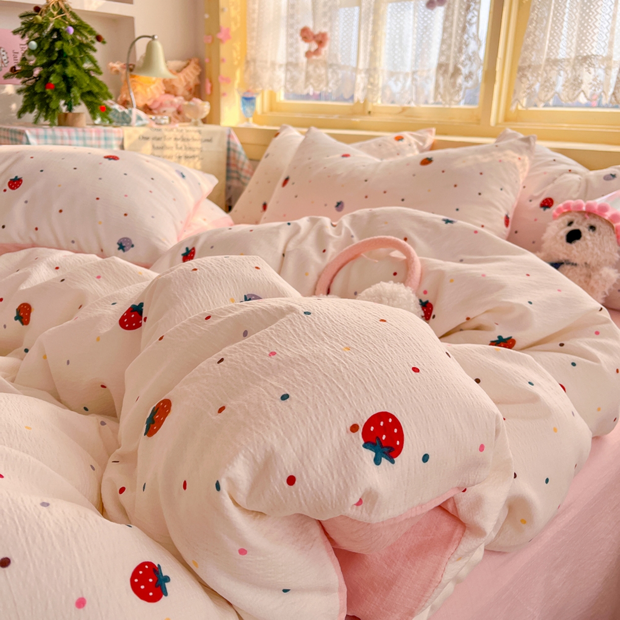 91家纺网 家纺一手货源 找家纺 瑞钰 2025新款云感双层纱暗合四件套 点点草莓