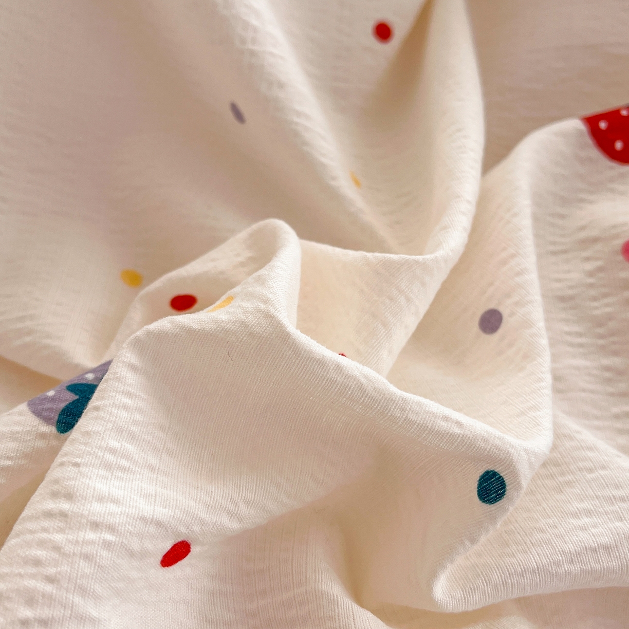 91家纺网 家纺一手货源 找家纺 瑞钰 2025新款云感双层纱暗合四件套 点点草莓