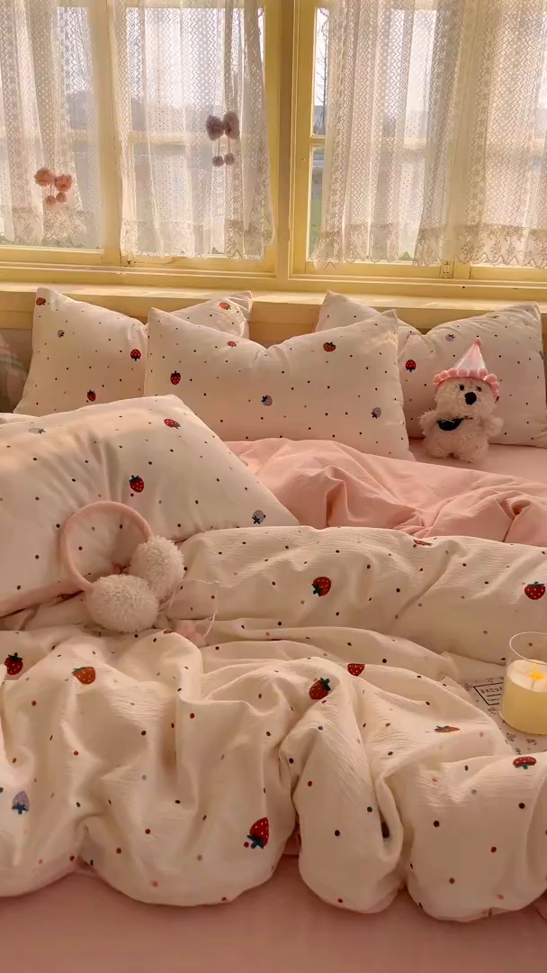 91家纺网 家纺一手货源 找家纺 瑞钰 2025新款云感双层纱暗合四件套 点点草莓