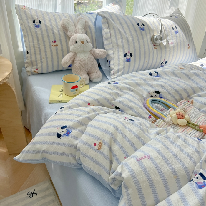 91家纺网 家纺一手货源 找家纺 瑞钰 2025新款云感双层纱暗合四件套 竖条小狗