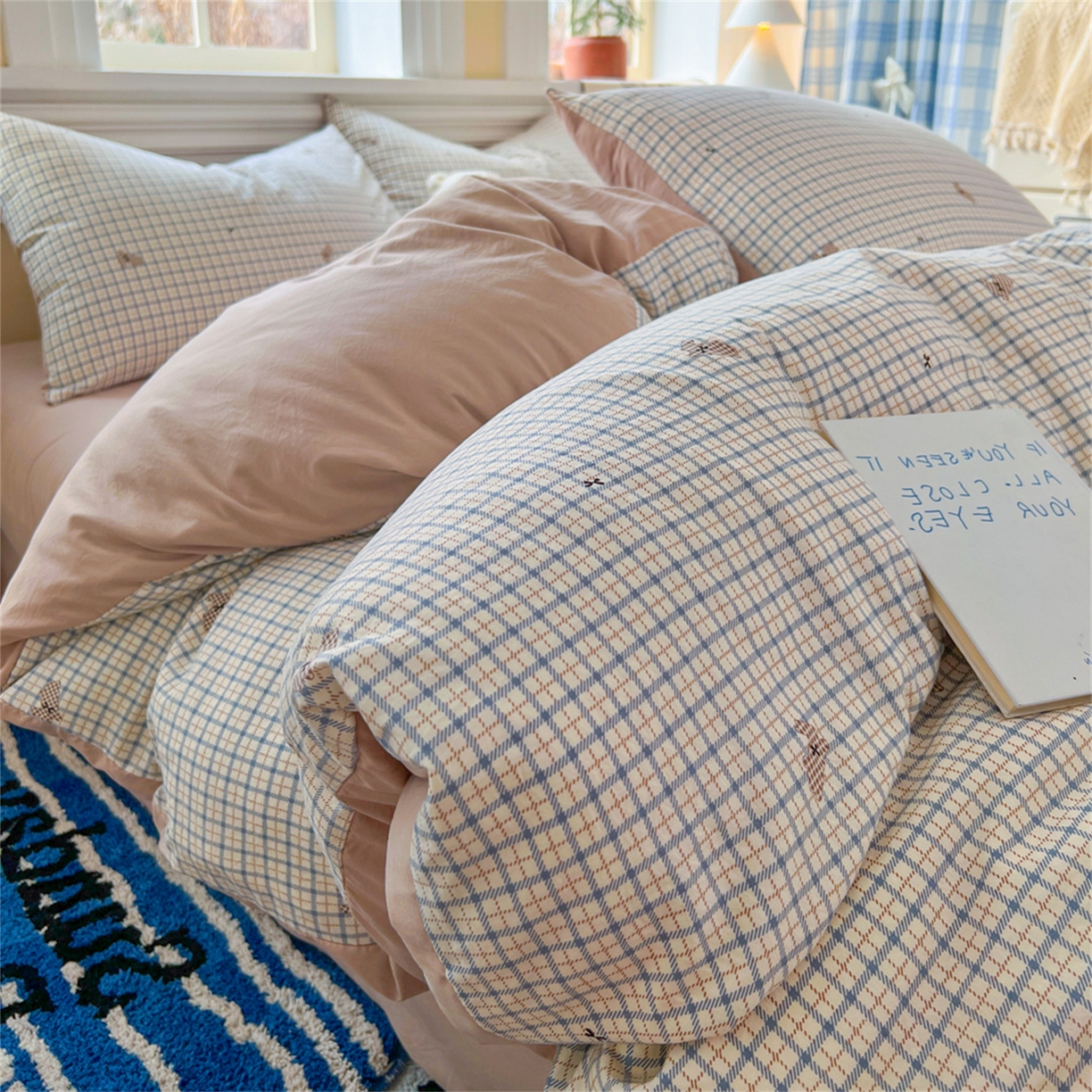 91家纺网 家纺一手货源 找家纺 瑞钰 2026新款A类古法水洗仿棉云感纱四件套焦糖棕格