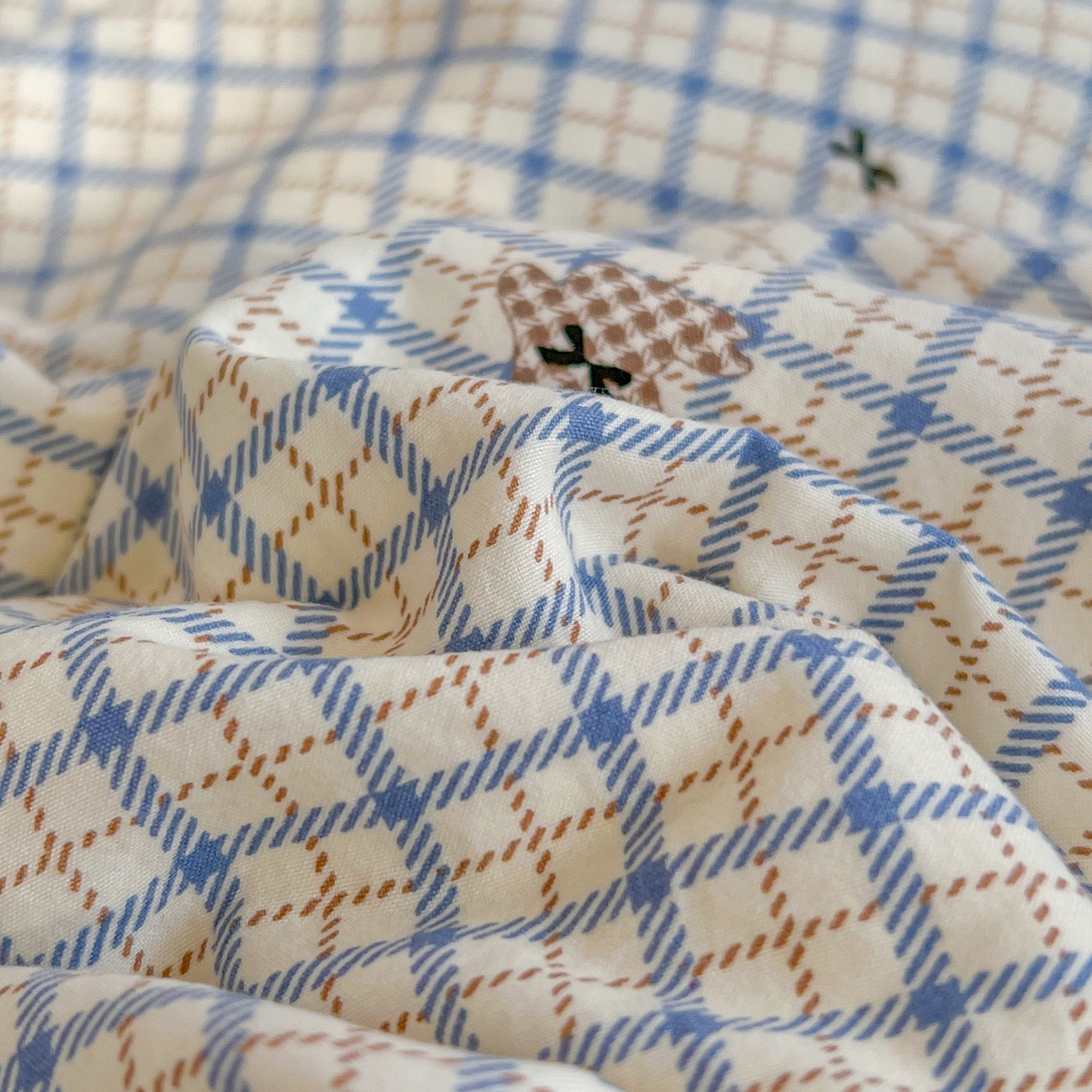 91家纺网 家纺一手货源 找家纺 瑞钰 2026新款A类古法水洗仿棉云感纱四件套焦糖棕格