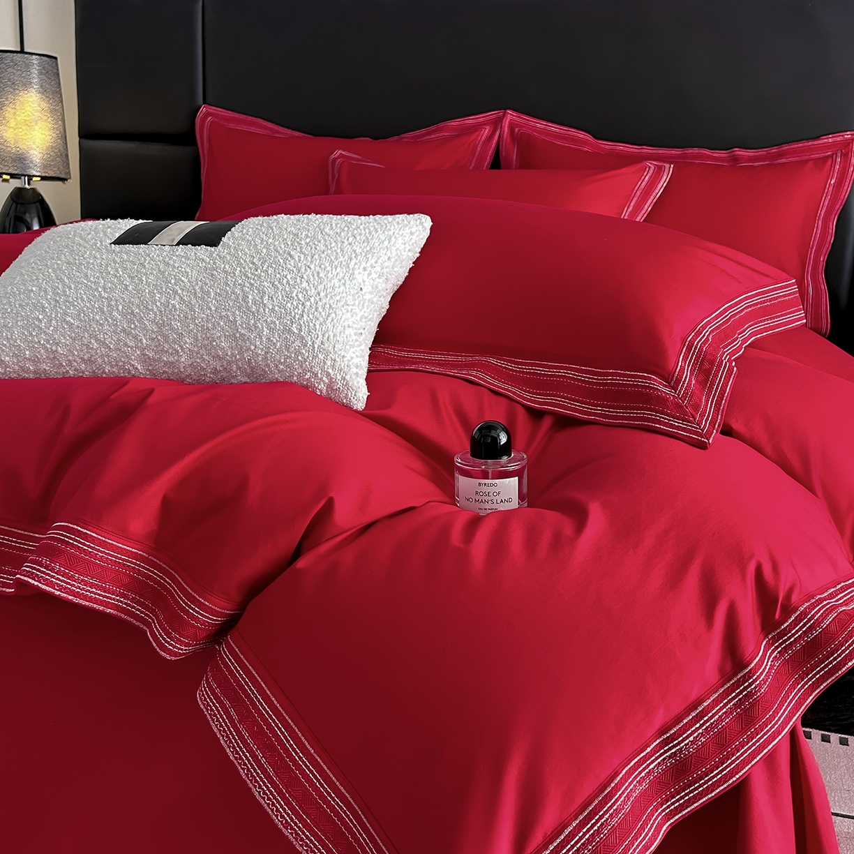 91家纺网 家纺一手货源 找家纺 置顶家纺 2025新款50双股支长绒棉纯棉宽边四件套-米西雅 米西雅-大红