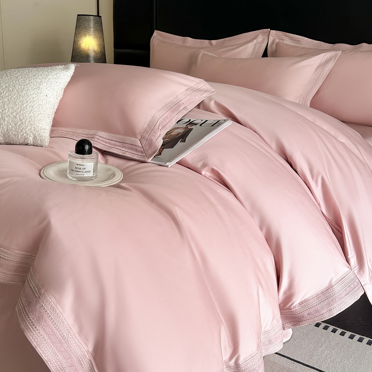 91家纺网 家纺一手货源 找家纺 置顶家纺 2025新款50双股支长绒棉纯棉宽边四件套-米西雅 米西雅-豆沙紫