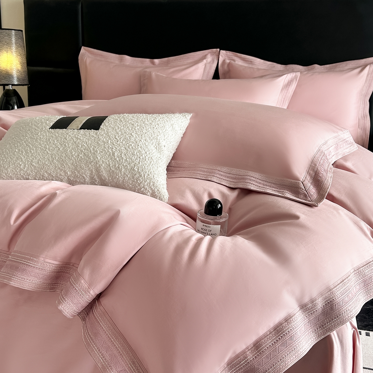 91家纺网 家纺一手货源 找家纺 置顶家纺 2025新款50双股支长绒棉纯棉宽边四件套-米西雅 米西雅-豆沙紫