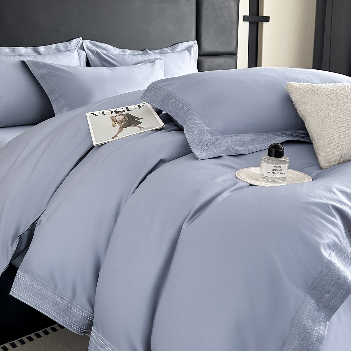 91家纺网 家纺一手货源 找家纺 置顶家纺 2025新款50双股支长绒棉纯棉宽边四件套-米西雅 米西雅-米灰色