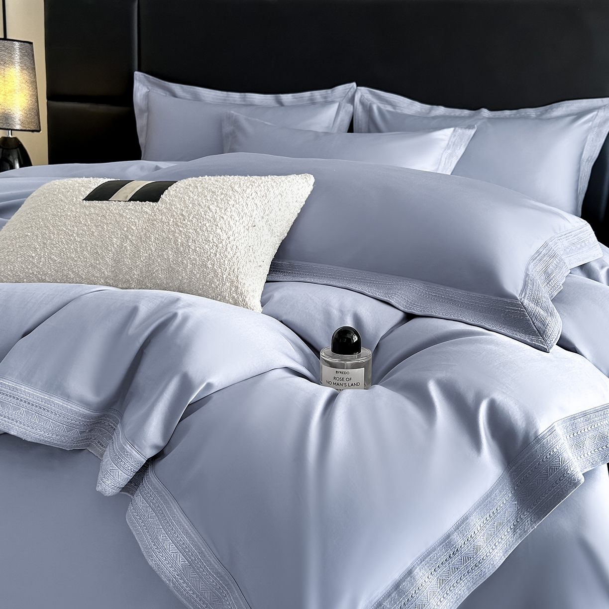 91家纺网 家纺一手货源 找家纺 置顶家纺 2025新款50双股支长绒棉纯棉宽边四件套-米西雅 米西雅-米灰色