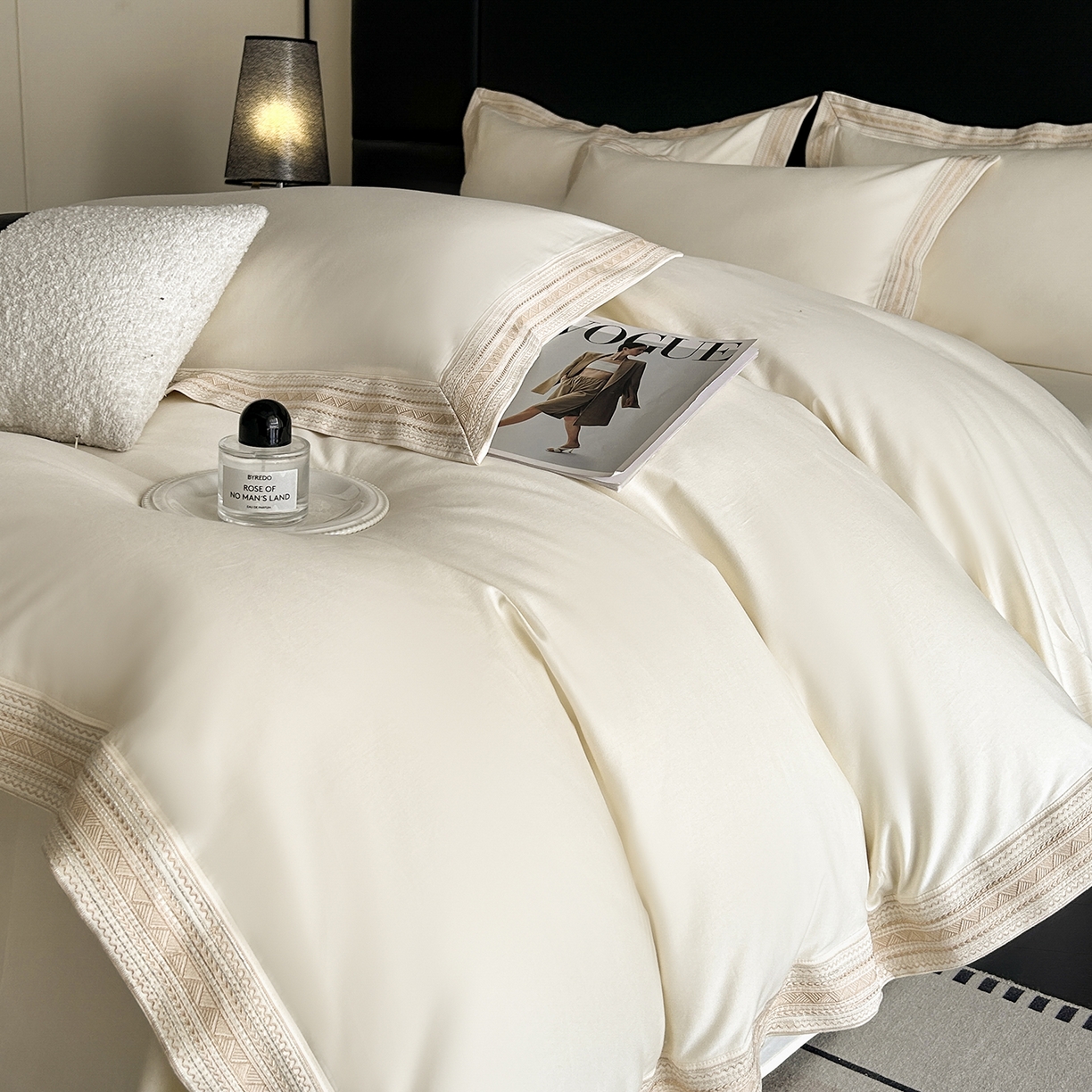 91家纺网 家纺一手货源 找家纺 置顶家纺 2025新款50双股支长绒棉纯棉宽边四件套-米西雅 米西雅-奶昔白