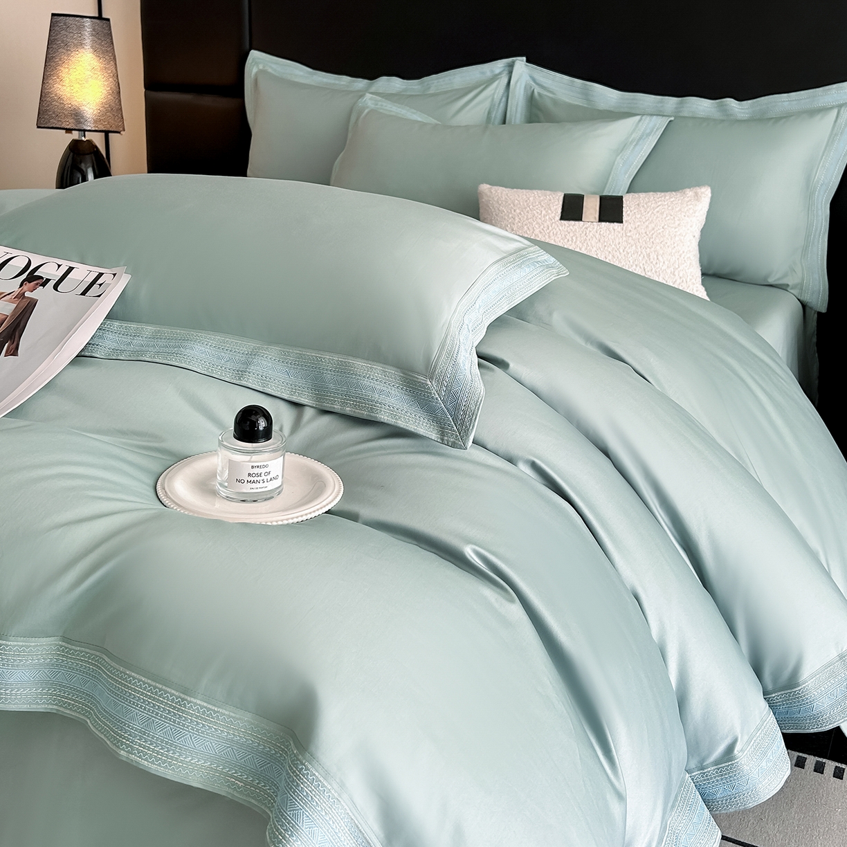 91家纺网 家纺一手货源 找家纺 置顶家纺 2025新款50双股支长绒棉纯棉宽边四件套-米西雅 米西雅-水蓝