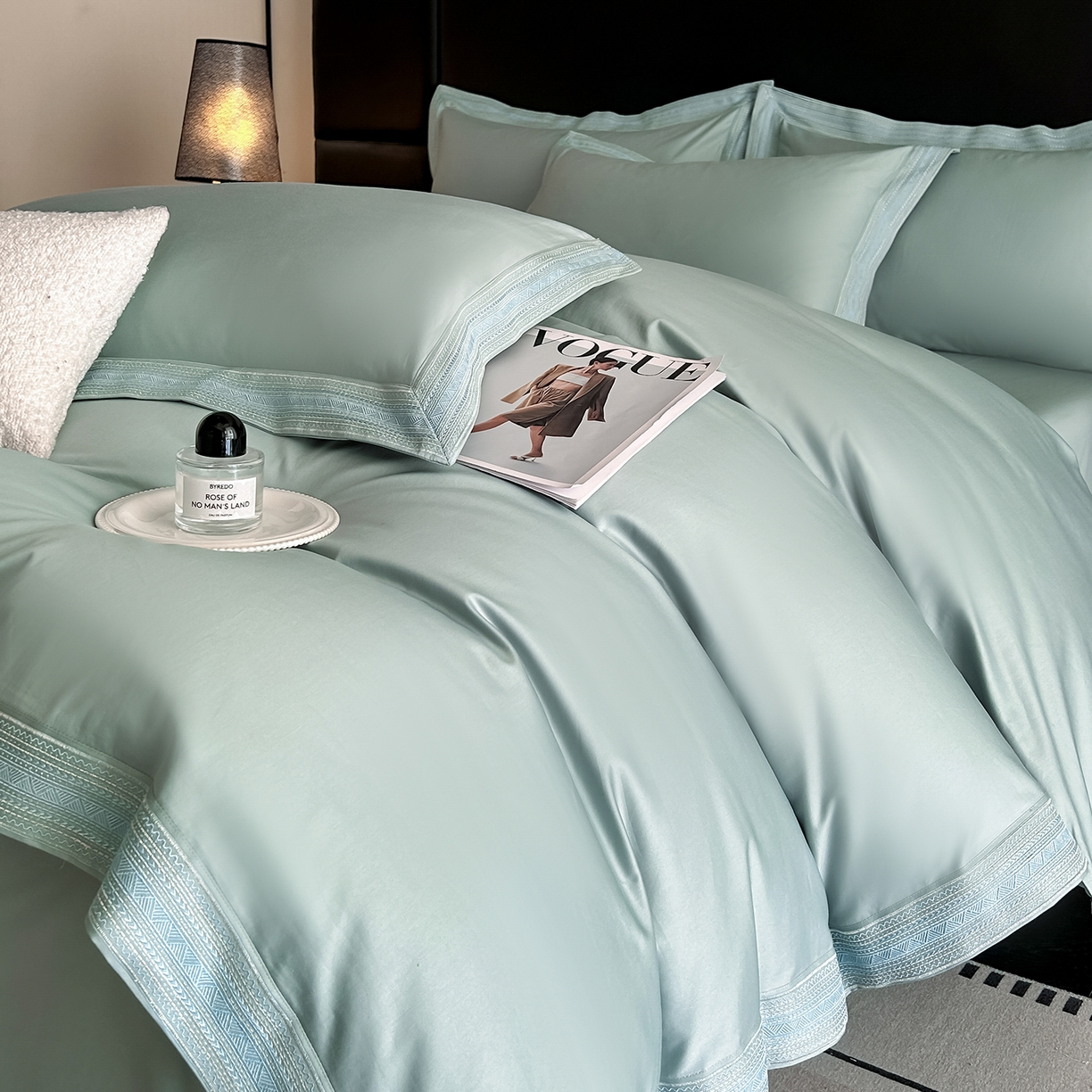 91家纺网 家纺一手货源 找家纺 置顶家纺 2025新款50双股支长绒棉纯棉宽边四件套-米西雅 米西雅-水蓝