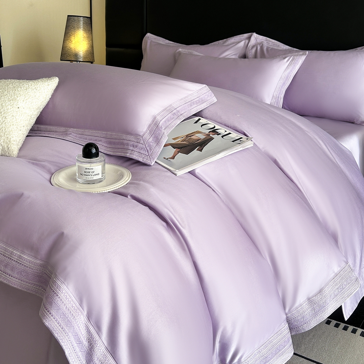 91家纺网 家纺一手货源 找家纺 置顶家纺 2025新款50双股支长绒棉纯棉宽边四件套-米西雅 米西雅-香芋紫