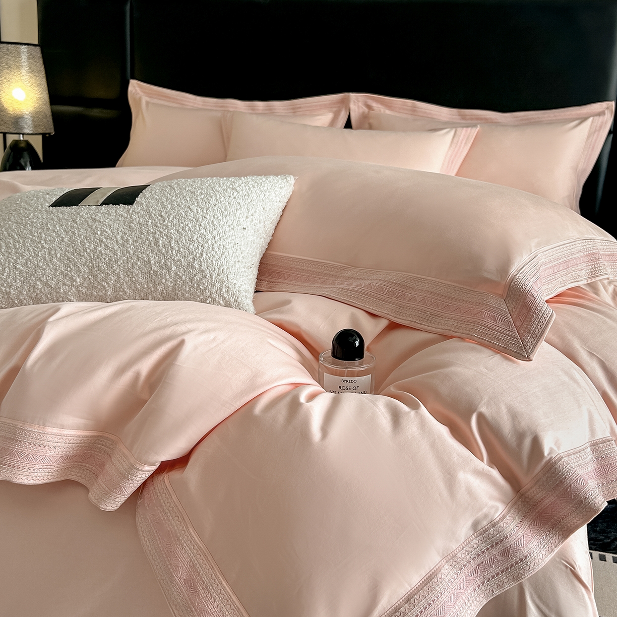 91家纺网 家纺一手货源 找家纺 置顶家纺 2025新款50双股支长绒棉纯棉宽边四件套-米西雅 米西雅-玉色