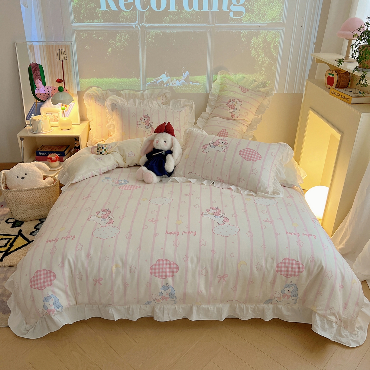 91家纺网 家纺一手货源 找家纺 六巷胡同 2026春夏新款韩系花边款卡通全棉四件套（第二系列）风格一 花边梦幻星河马