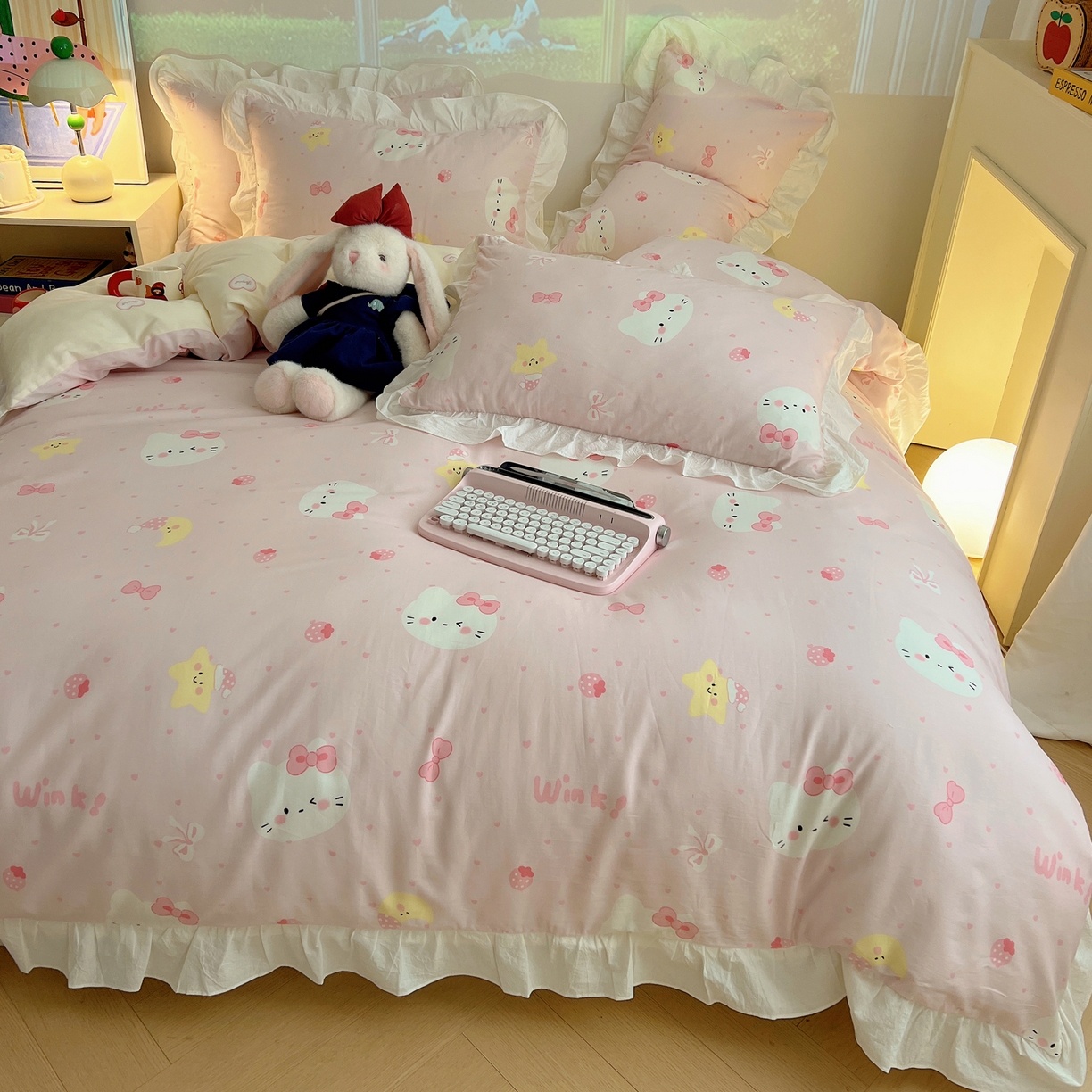 91家纺网 家纺一手货源 找家纺 六巷胡同 2026春夏新款韩系花边款卡通全棉四件套（第二系列）风格一 花边粉爱心喵喵