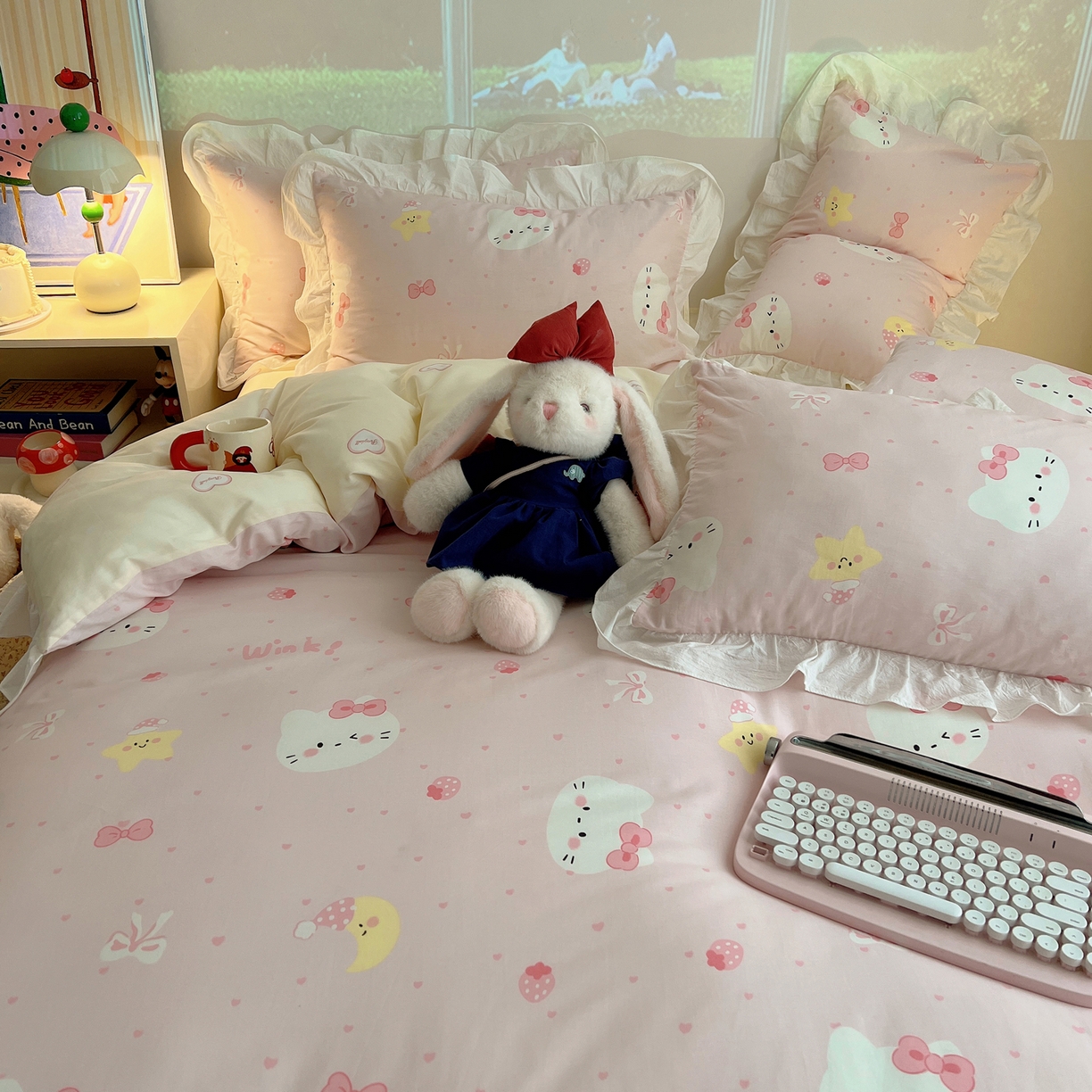 91家纺网 家纺一手货源 找家纺 六巷胡同 2026春夏新款韩系花边款卡通全棉四件套（第二系列）风格一 花边粉爱心喵喵