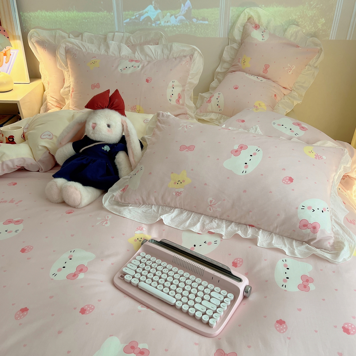 91家纺网 家纺一手货源 找家纺 六巷胡同 2026春夏新款韩系花边款卡通全棉四件套（第二系列）风格一 花边粉爱心喵喵