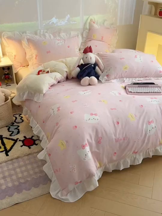 91家纺网 家纺一手货源 找家纺 六巷胡同 2026春夏新款韩系花边款卡通全棉四件套（第二系列）风格一 花边粉爱心喵喵
