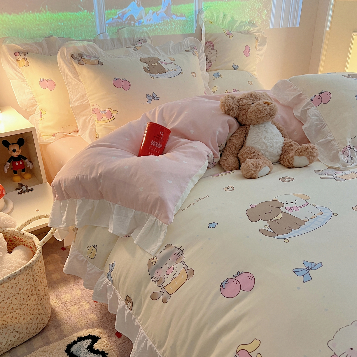 91家纺网 家纺一手货源 找家纺 六巷胡同 2026春夏新款韩系花边款卡通全棉四件套（第二系列）风格一 花边狗狗轰趴记