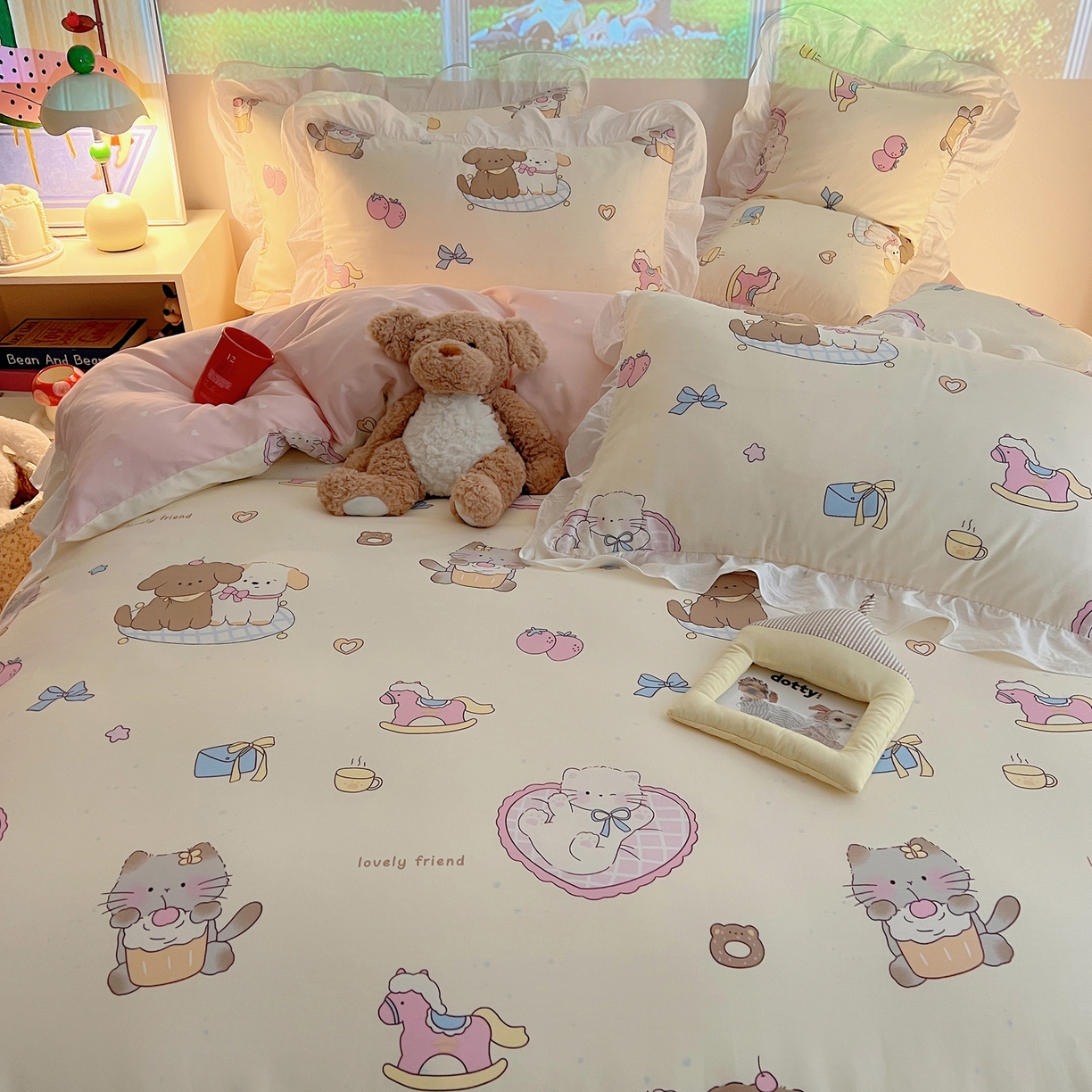 91家纺网 家纺一手货源 找家纺 六巷胡同 2026春夏新款韩系花边款卡通全棉四件套（第二系列）风格一 花边狗狗轰趴记