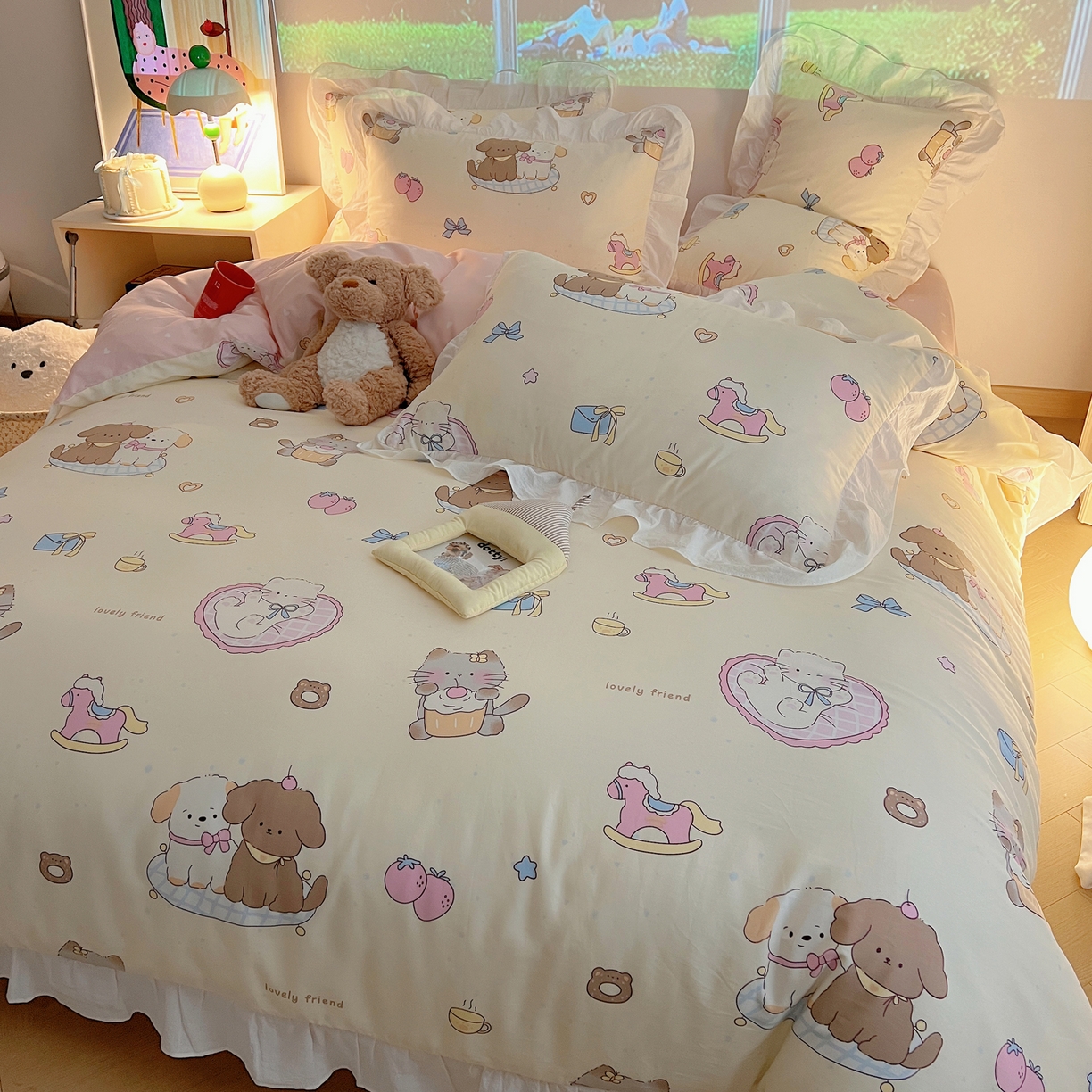 91家纺网 家纺一手货源 找家纺 六巷胡同 2026春夏新款韩系花边款卡通全棉四件套（第二系列）风格一 花边狗狗轰趴记