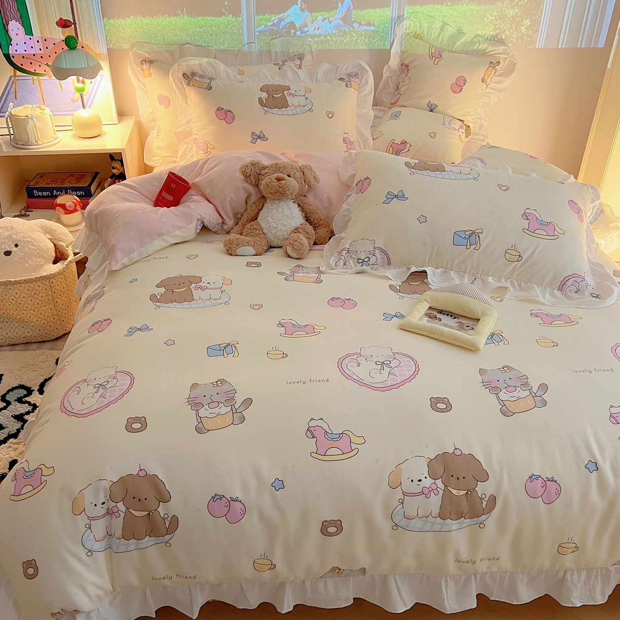 91家纺网 家纺一手货源 找家纺 六巷胡同 2026春夏新款韩系花边款卡通全棉四件套（第二系列）风格一 花边狗狗轰趴记