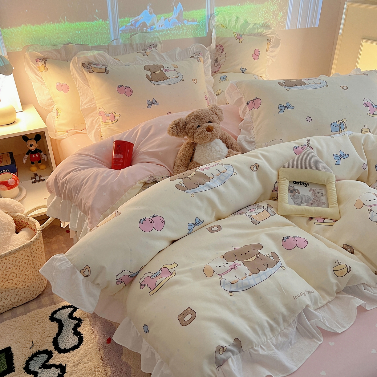 91家纺网 家纺一手货源 找家纺 六巷胡同 2026春夏新款韩系花边款卡通全棉四件套（第二系列）风格一 花边狗狗轰趴记