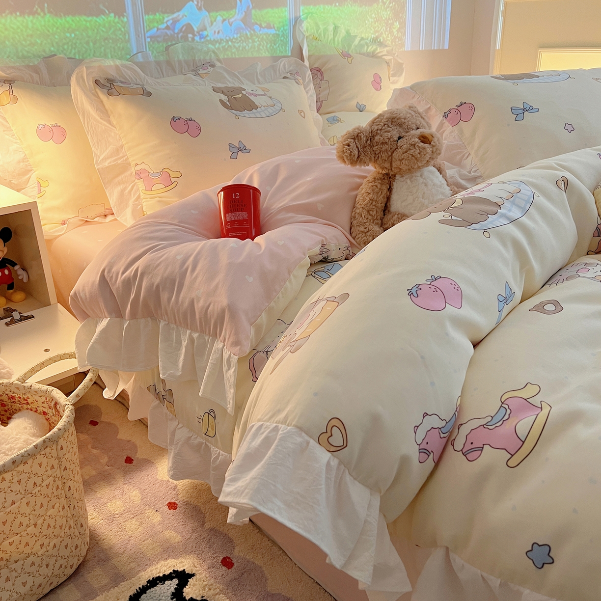 91家纺网 家纺一手货源 找家纺 六巷胡同 2026春夏新款韩系花边款卡通全棉四件套（第二系列）风格一 花边狗狗轰趴记