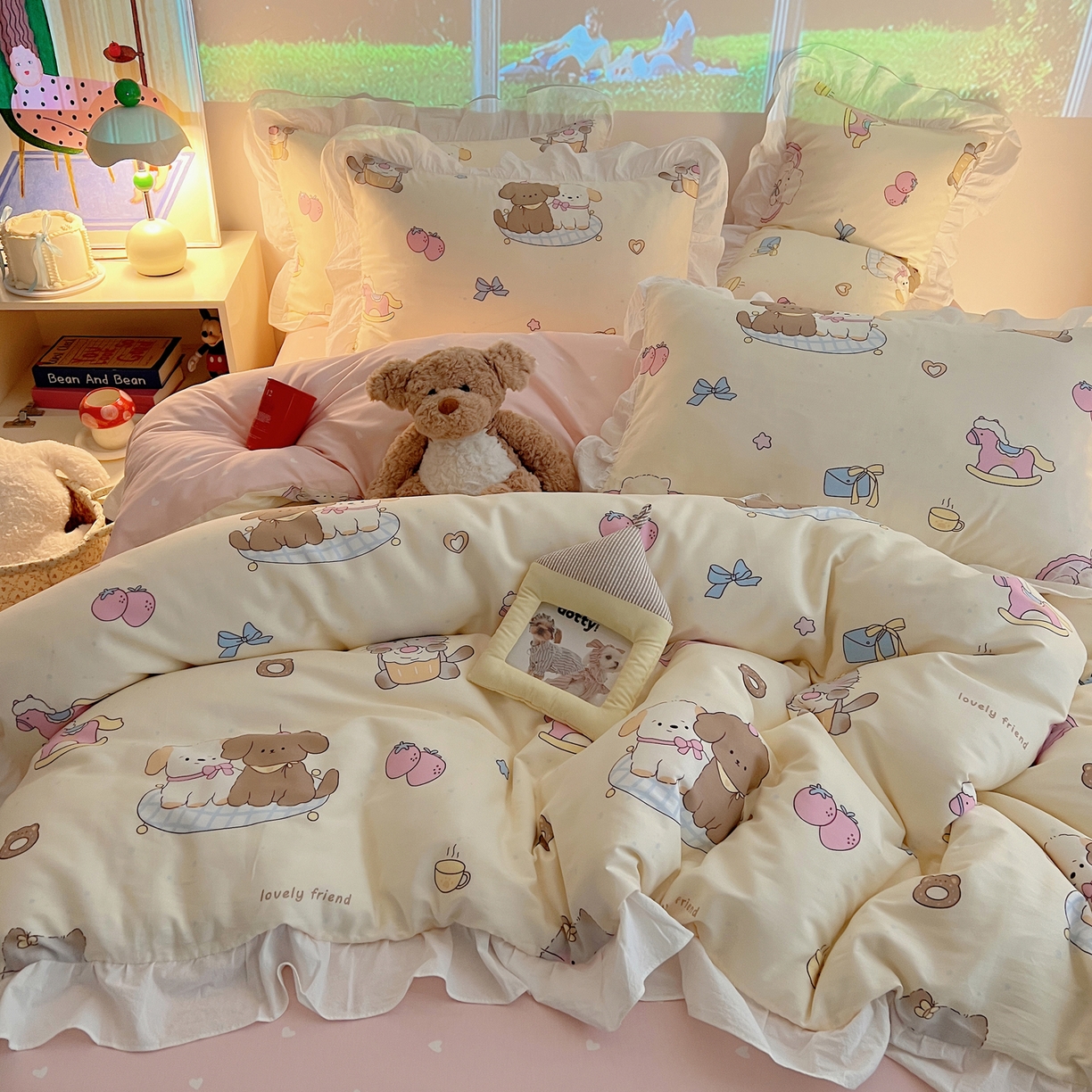 91家纺网 家纺一手货源 找家纺 六巷胡同 2026春夏新款韩系花边款卡通全棉四件套（第二系列）风格一 花边狗狗轰趴记