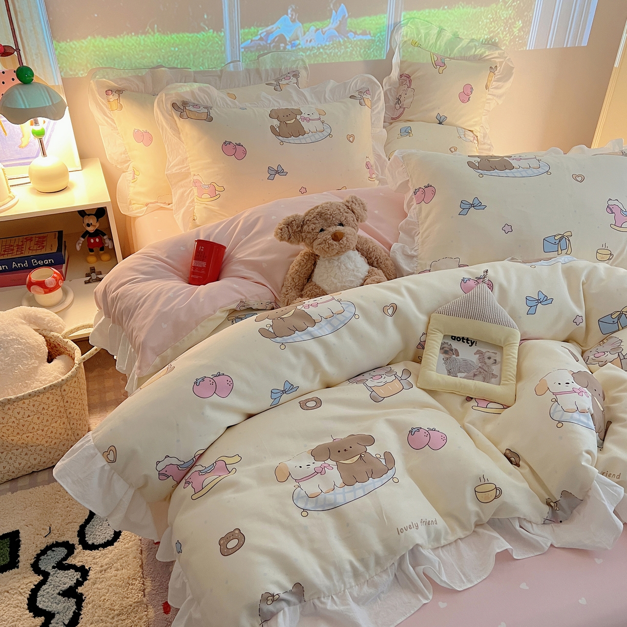 91家纺网 家纺一手货源 找家纺 六巷胡同 2026春夏新款韩系花边款卡通全棉四件套（第二系列）风格一 花边狗狗轰趴记