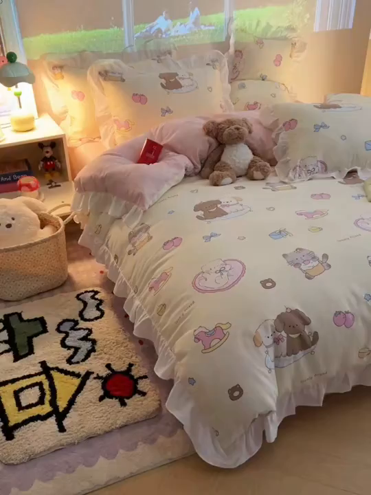 91家纺网 家纺一手货源 找家纺 六巷胡同 2026春夏新款韩系花边款卡通全棉四件套（第二系列）风格一 花边狗狗轰趴记