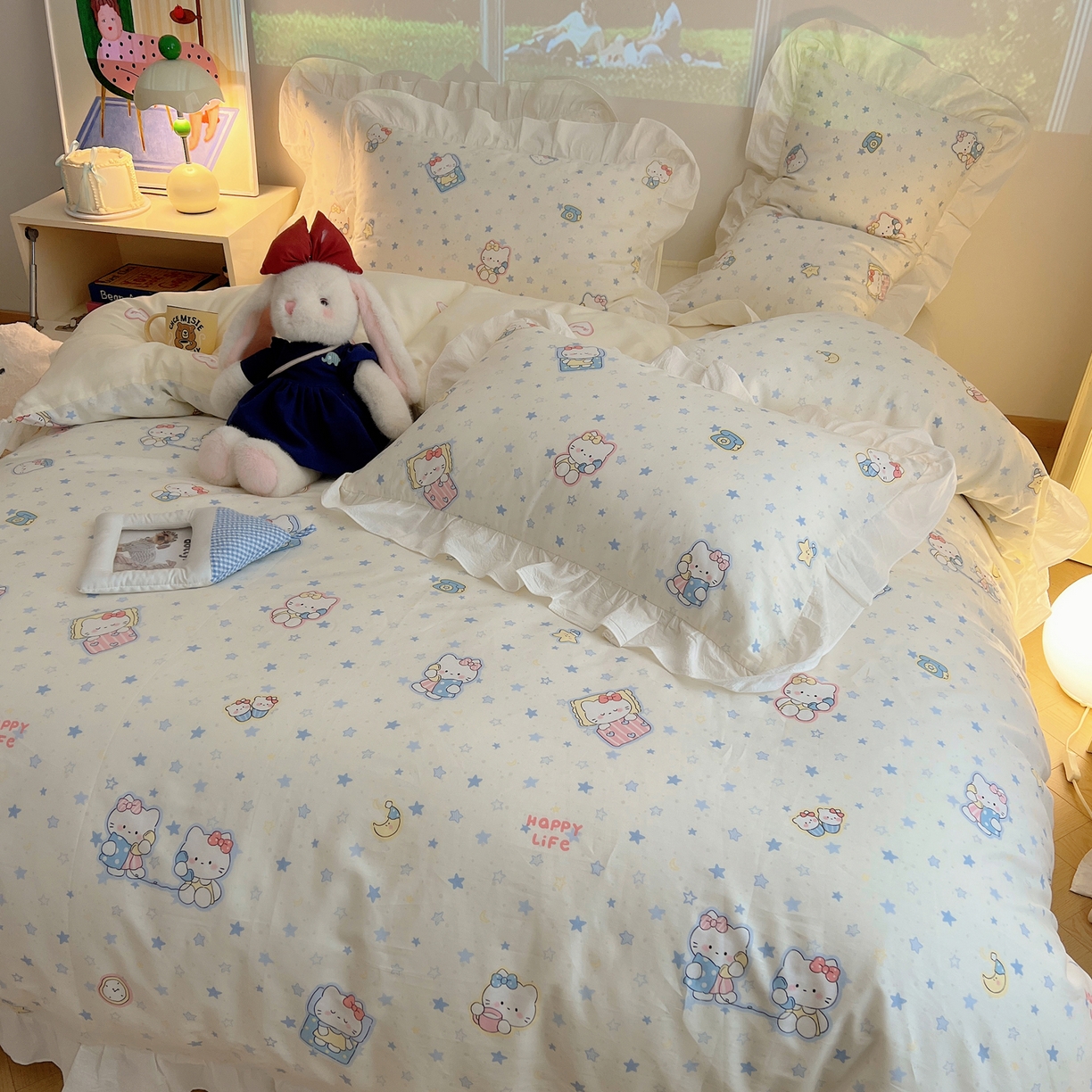 91家纺网 家纺一手货源 找家纺 六巷胡同 2026春夏新款韩系花边款卡通全棉四件套（第二系列）风格一 花边蓝星电话喵