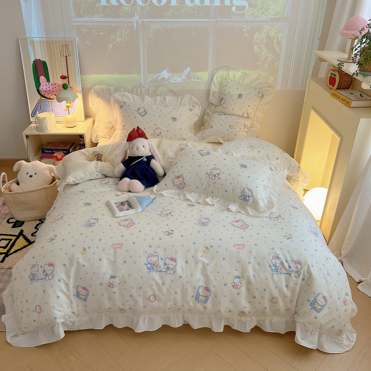 91家纺网 家纺一手货源 找家纺 六巷胡同 2026春夏新款韩系花边款卡通全棉四件套（第二系列）风格一 花边蓝星电话喵